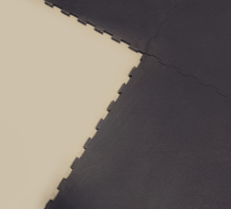 Interlocking horse stall mat section