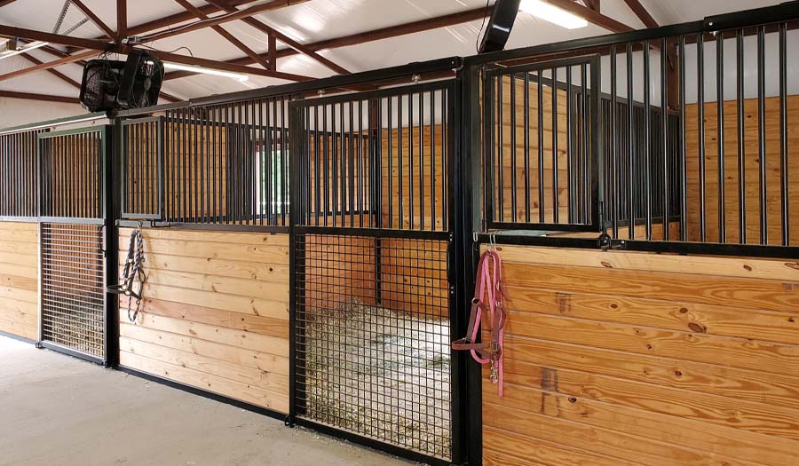 Legend Sliding Horse Stall Front Grill Feed Door Grill Top Mesh Bottom