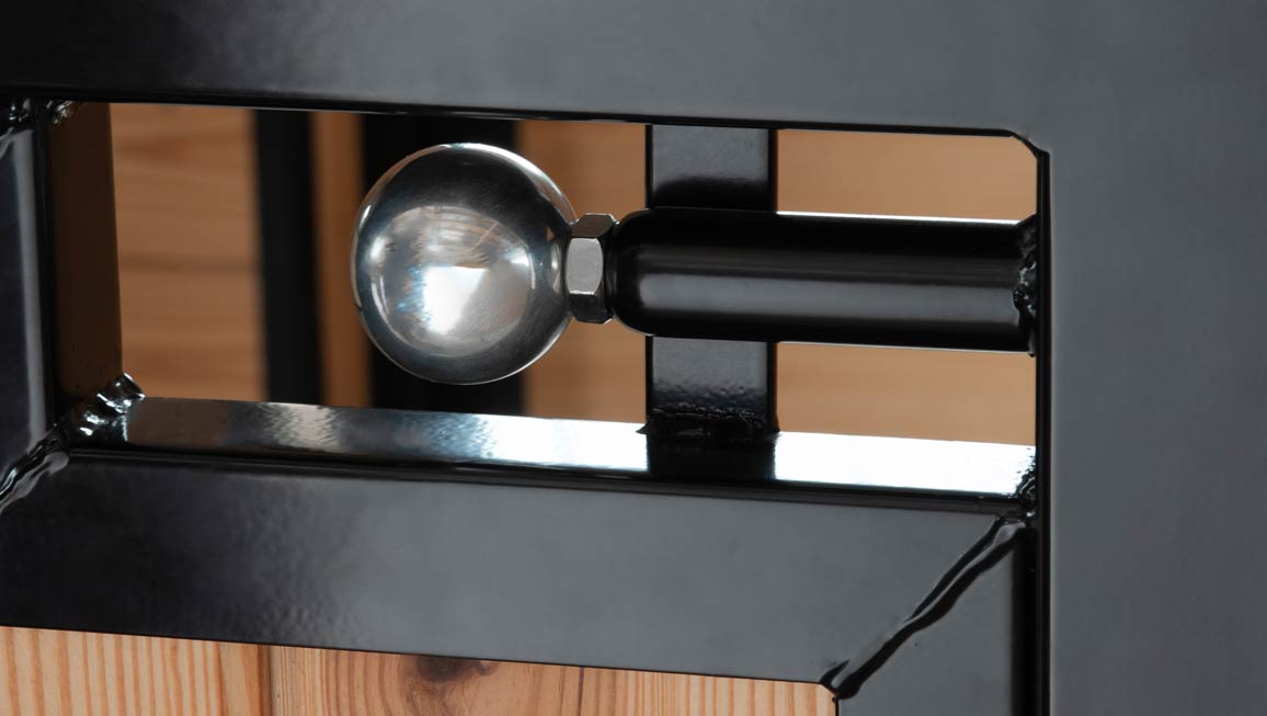 Plunger-style latch