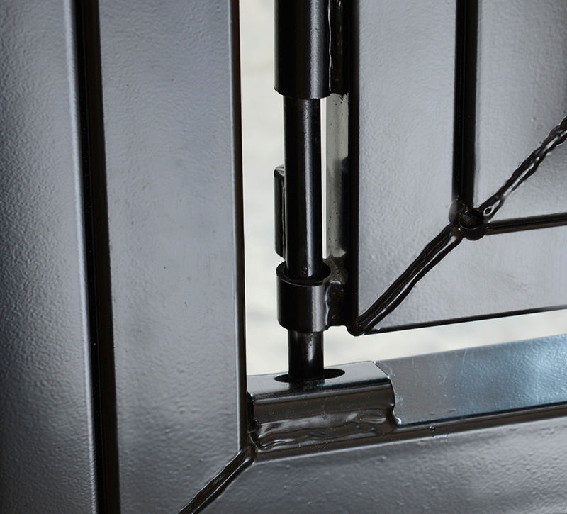 Smooth-edges finger latch feed door