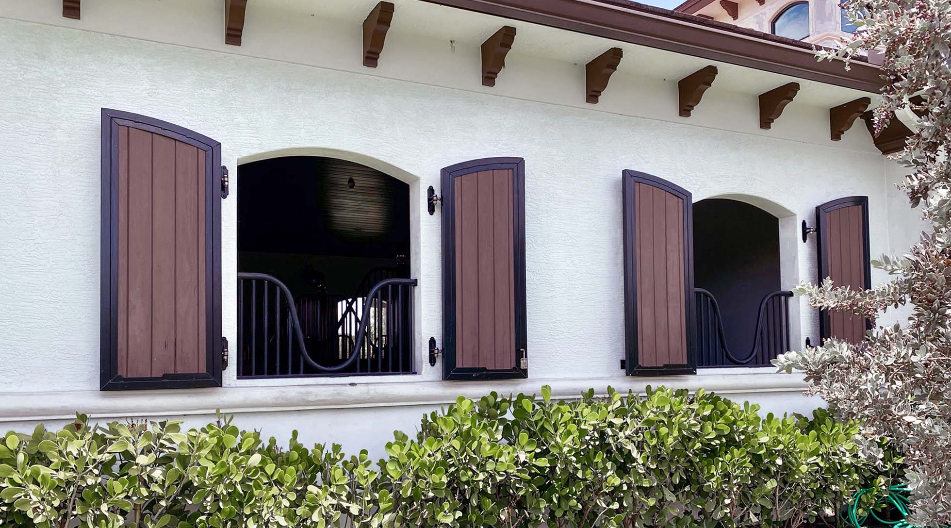 Window shutters with yoke
