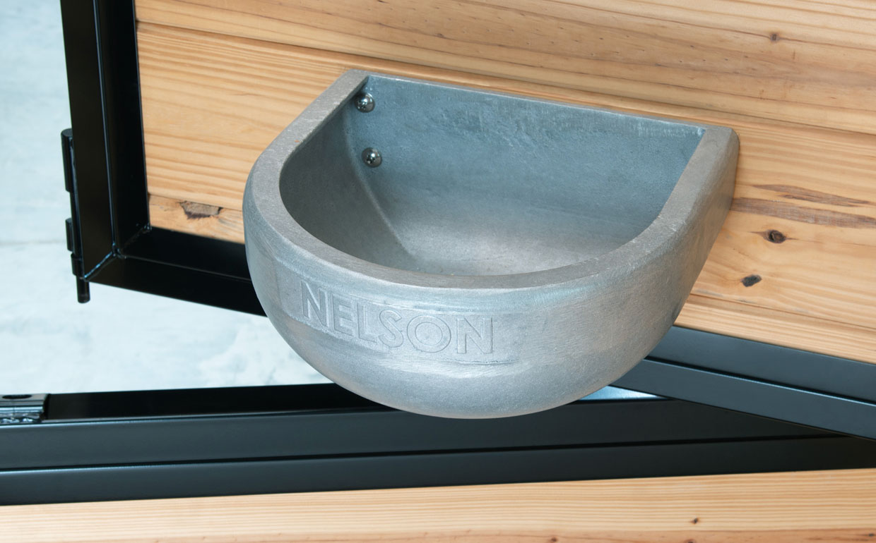 Nelson 440 Aluminum horse feeder on swivel feed door