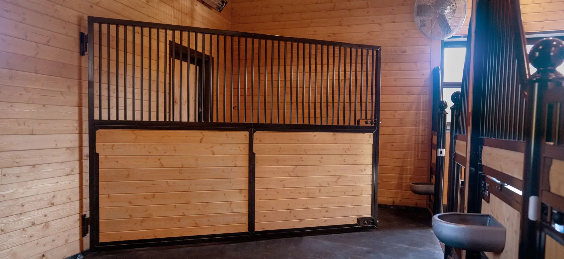 Private DL hinged partition