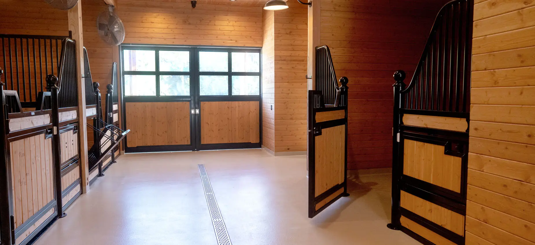 Private DL hinged stall fronts bran end door