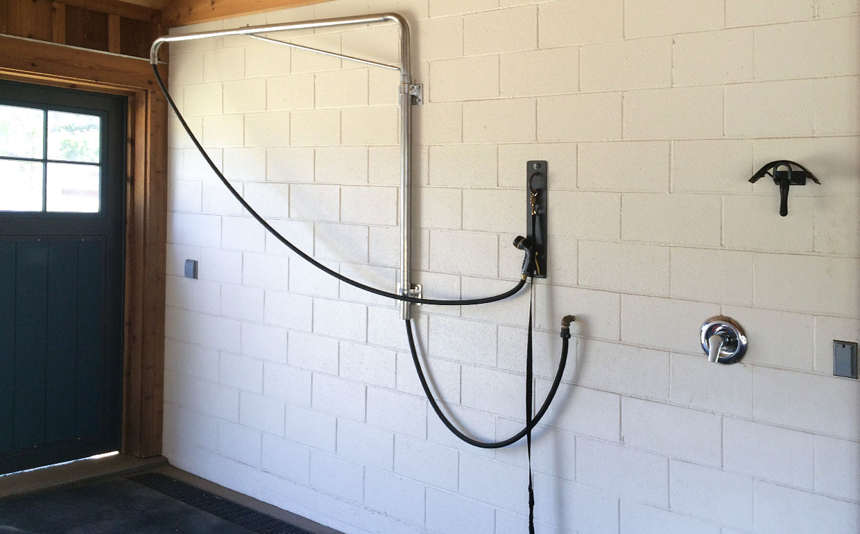 Over-the-top washer in wash bay stall