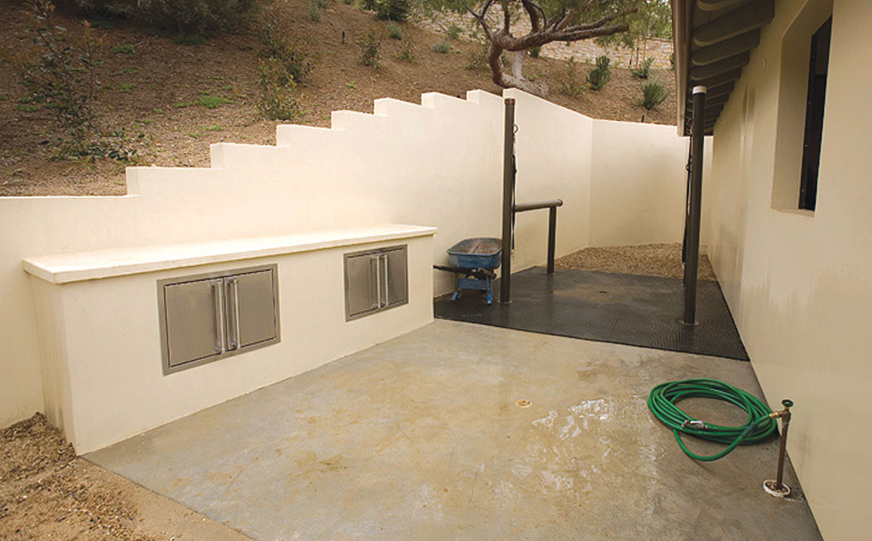 Outdoor wash bay with tie columns